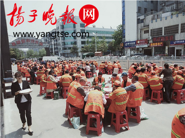 尊时凯龙人生就博建设设“观光海鲜宴席 致敬环卫工人” 引媒体争相报道